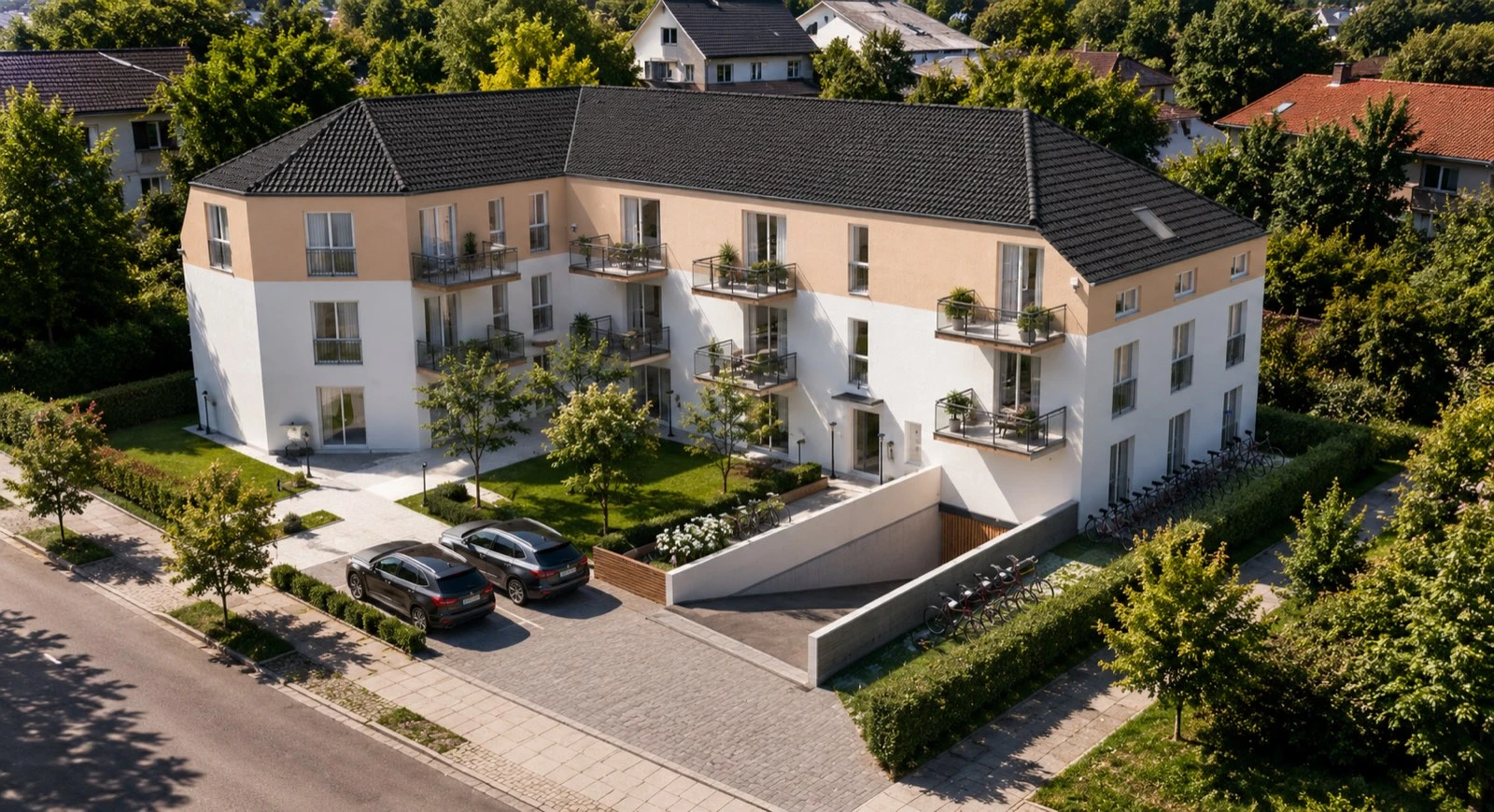 Unverbindliche KI-gestützte Architekturvisualisierung: geplantes Wohn- und Geschäftshaus mit Balkonen, begrünten Außenanlagen und Tiefgaragenzufahrt